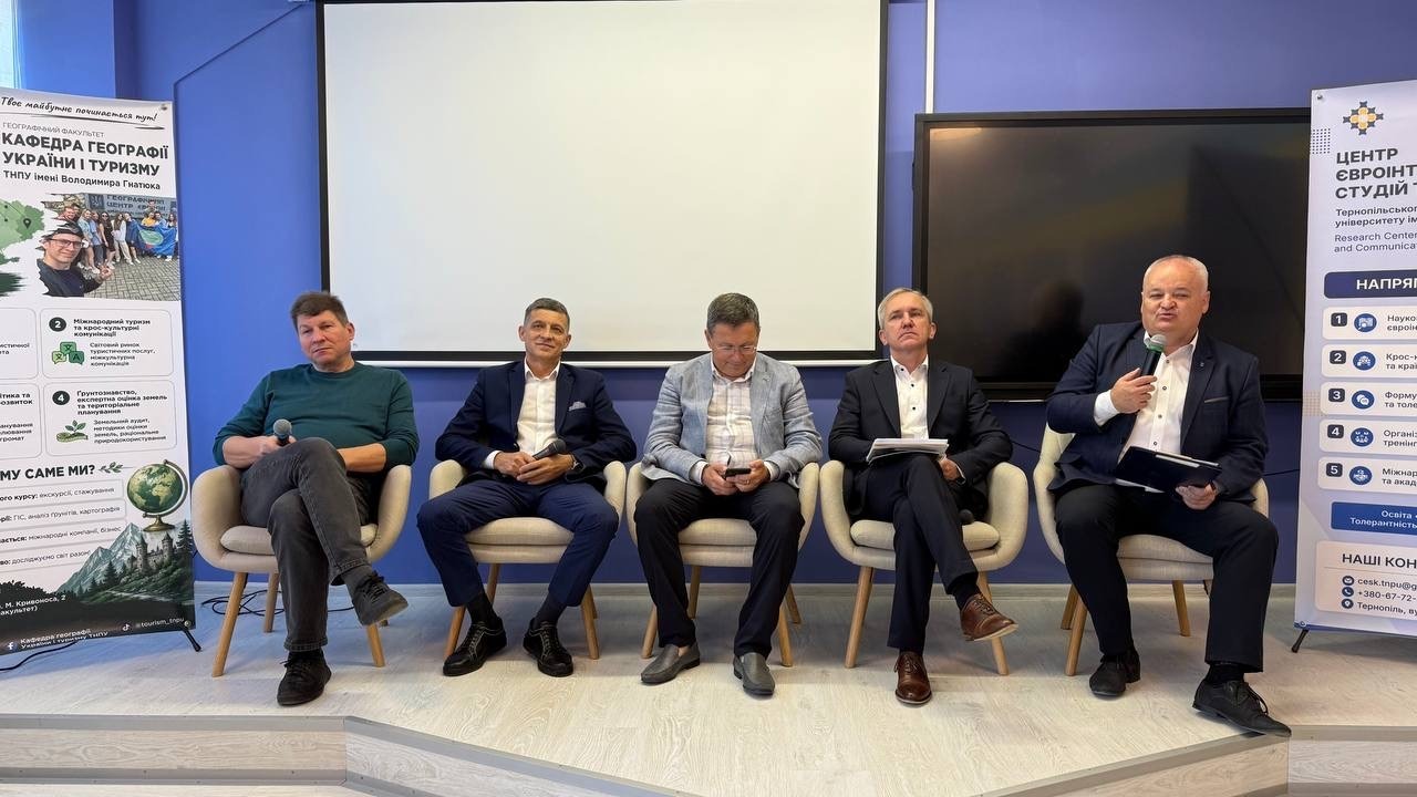 Учасники дискусії